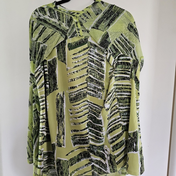 Ashley Stewart 22 Beautiful flowing short sleeve blouse / top with some length. - Picture 2 of 3